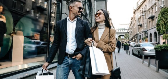 Shopping. Black Friday. Couple. Love. Man and woman with shoppin © PinkCoffee Studio - stock.adobe.