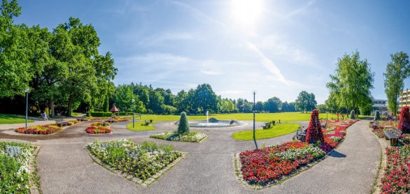 Öffentlicher Park, Bad Fuessing, Bayern, Deutschland © Sina Ettmer - stock.adobe.com