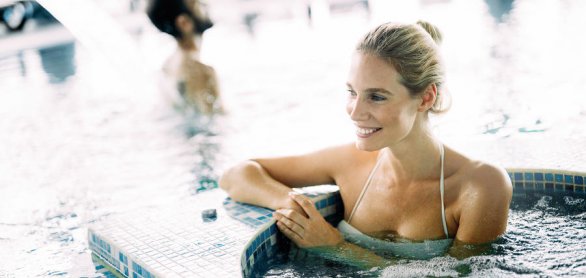 Portrait of beautiful woman relaxing in swimming pool © NDABCREATIVITY - stock.adobe.com