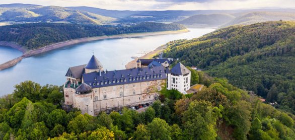 the edersee lake with castle waldeck in germany © Tobias Arhelger - stock.adobe.co