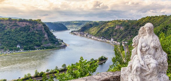 Loreley figure and Rhine valley  Landscape sankt Goarshausen Ger © Alice_D - stock.adobe.com