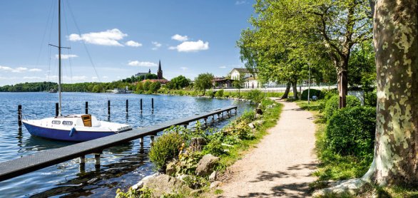 Strandweg Plön am See sonnig © Carl-Jürgen Bautsch - stock.ado