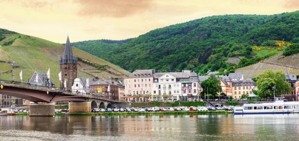 Morgenstimmung im idyllischen Bernkastel an der Mosel © SusaZoom - stock.adobe.com