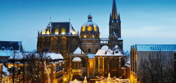 Weihnachtsmarkt in Aachen mit Dom © Dan Race - stock.adobe.com